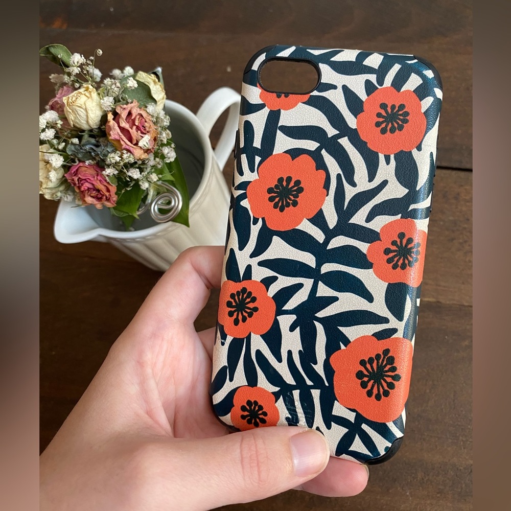 IPhone 7/8 case with red flowers 🌺